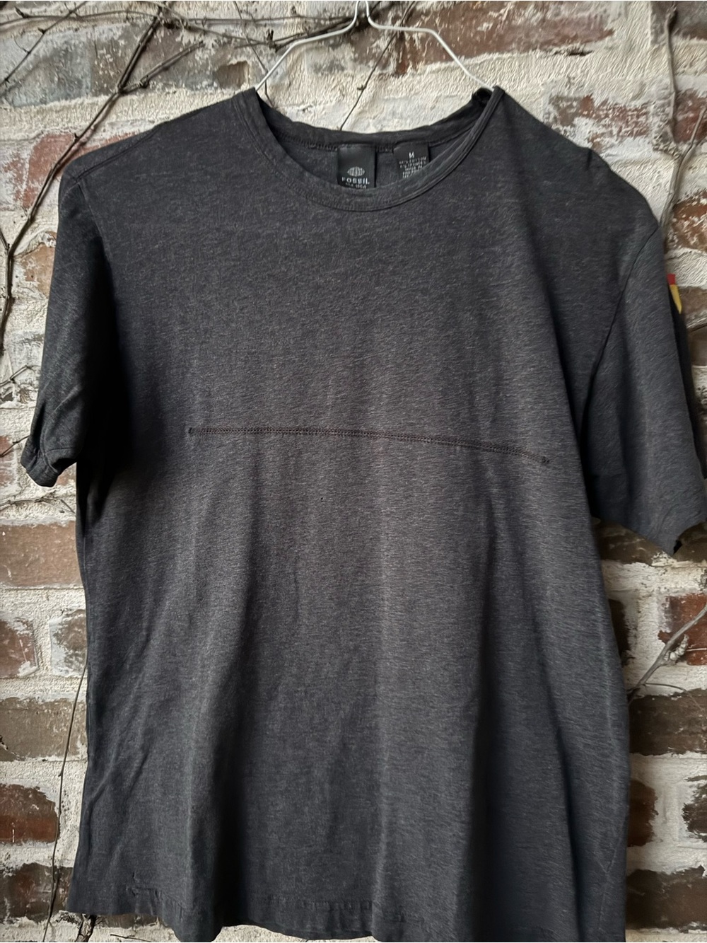 🏷️ 𝐹𝑜𝑠𝑠𝑖𝑙 𝑀𝑒𝑛’𝑠 𝐶ℎ𝑎𝑟𝑐𝑜𝑎𝑙 𝐺𝑟𝑒𝑦 𝐶𝑟𝑒𝑤𝑛𝑒𝑐𝑘 𝑇𝑒𝑒 Size Medium
